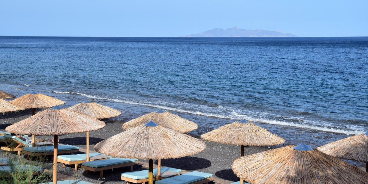 Grecia: Plajă scumpă cât o noapte de hotel pentru români