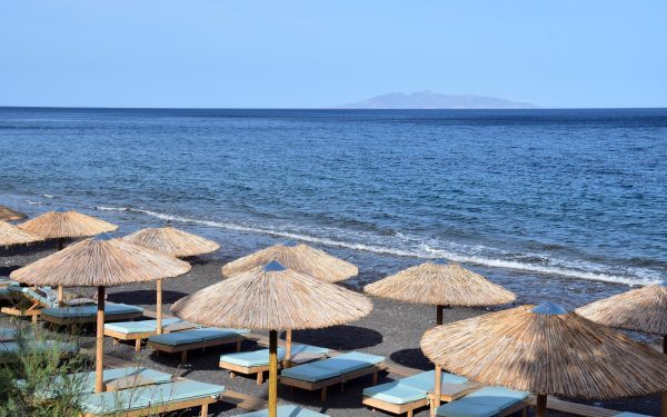 Grecia: Plajă scumpă cât o noapte de hotel pentru români