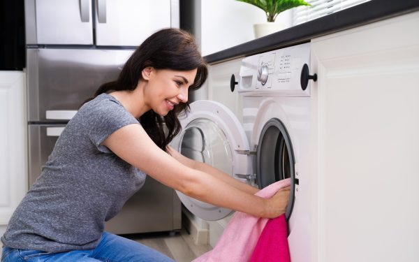 Evită electrocasnicele seara: Ce scoți din priză între 19-23