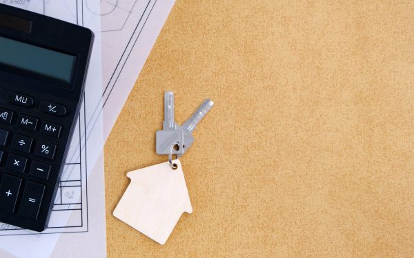 Apartament cu datorii: cine plătește restanțele acum