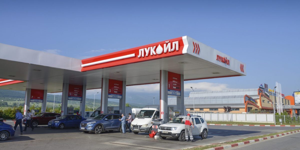 Românii la pompă în Bulgaria: Cât economisesc de fapt