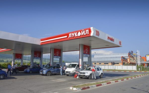 Românii la pompă în Bulgaria: Cât economisesc de fapt