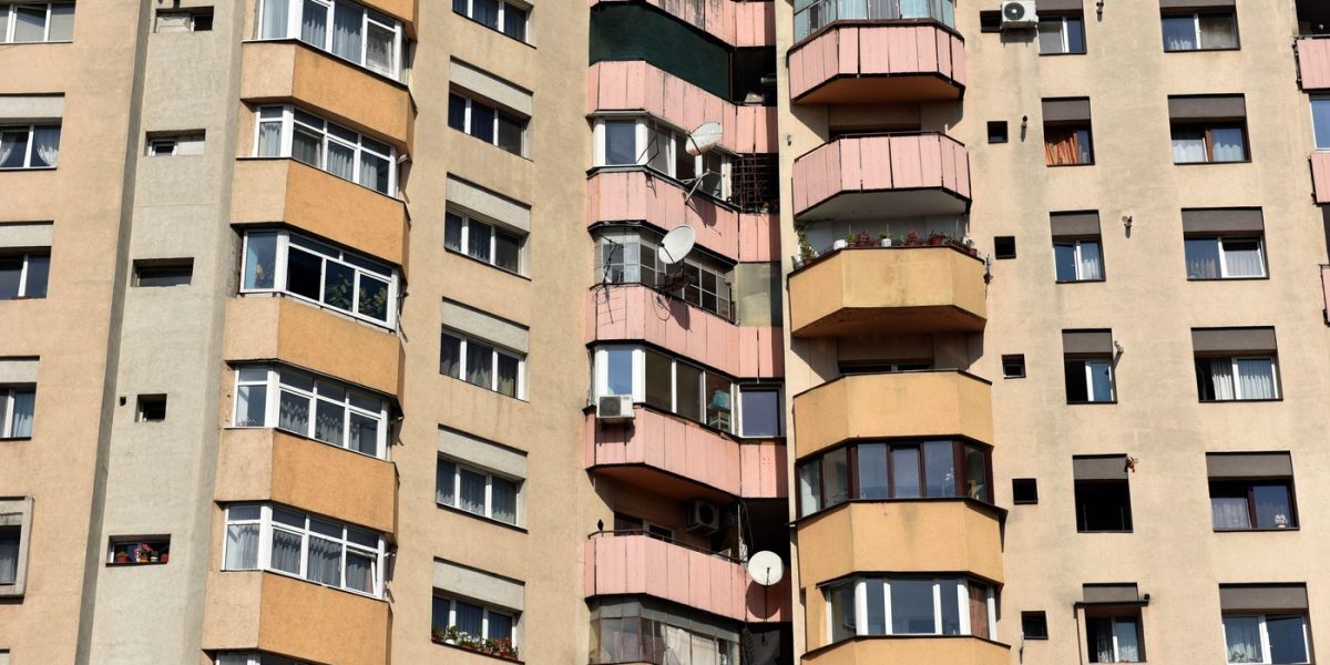Etajul tău, factură mare la curent. Unde se irosește curentul la caniculă