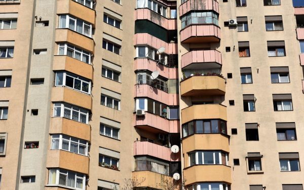 Etajul tău, factură mare la curent. Unde se irosește curentul la caniculă