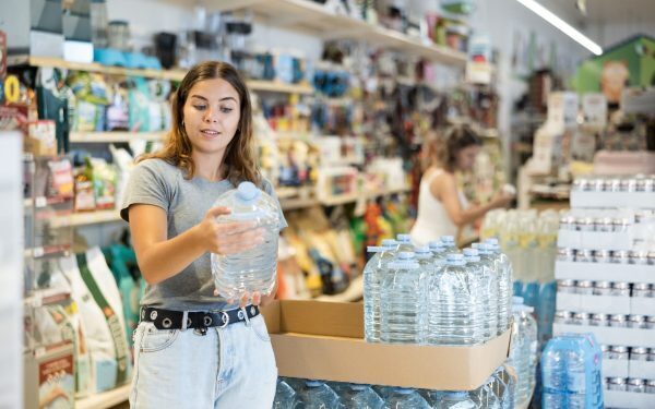 România: Românii cheltuie enorm pe apă îmbuteliată