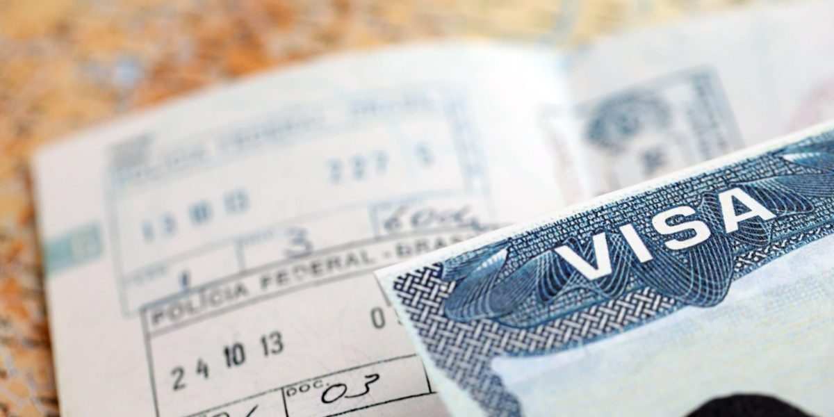 SUA oprește vizele: ce pățesc românii ce vor America