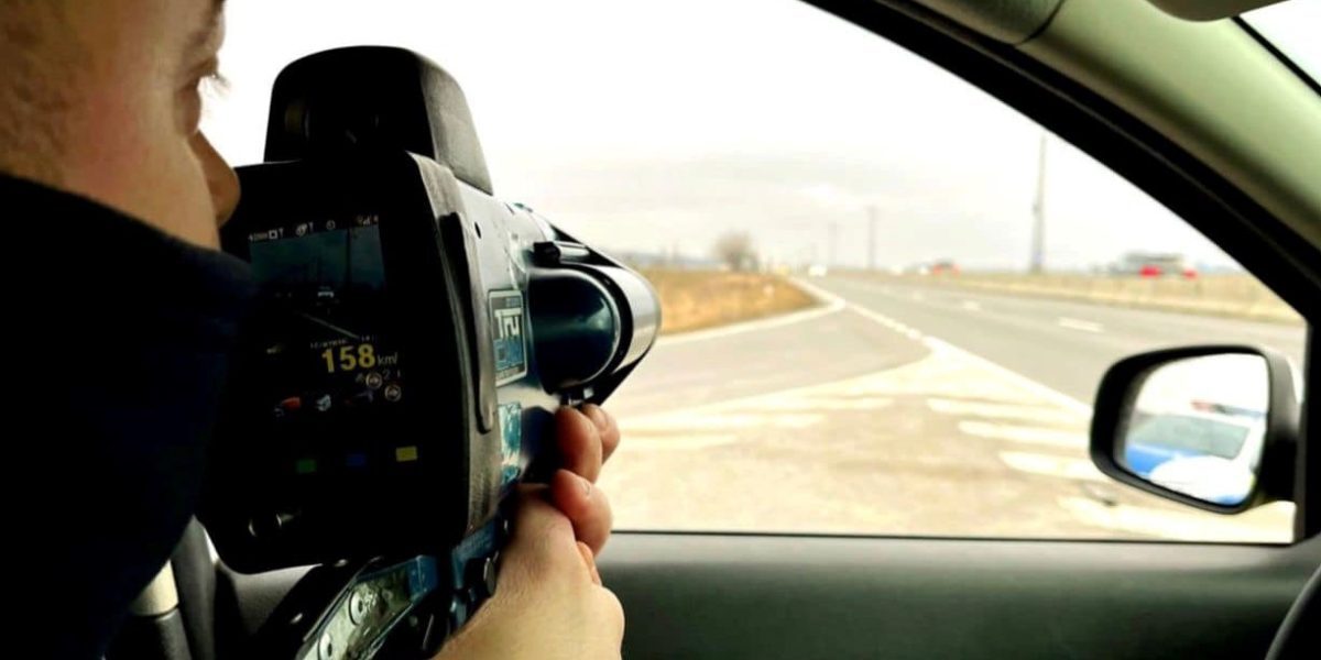 Șofer filmat la 172 km/h, dus la spital de polițiști după un atac de câine
