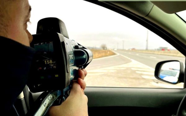 Șofer filmat la 172 km/h, dus la spital de polițiști după un atac de câine