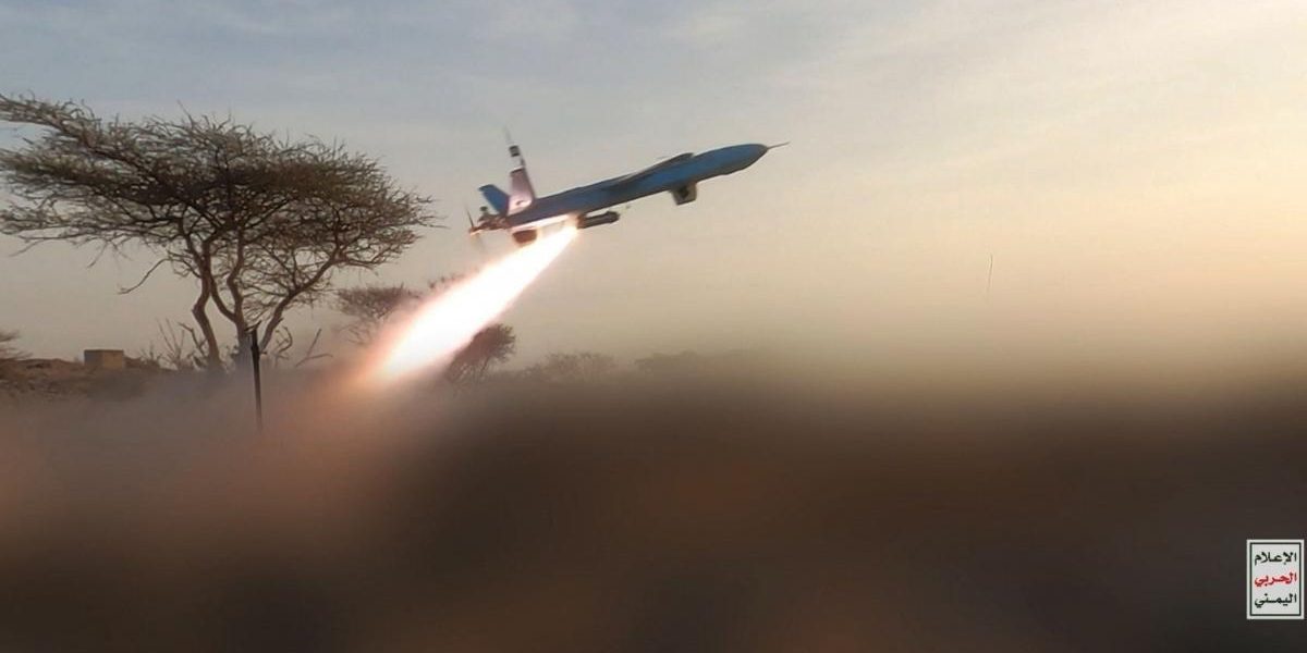 Houthi atacă din nou o rafinărie, războiul se extinde spre Arabia Saudită