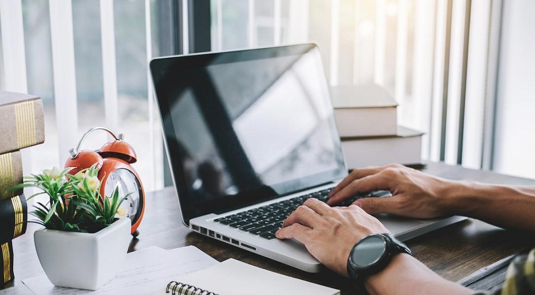 România, online peste UE, dar codașă la competențe digitale