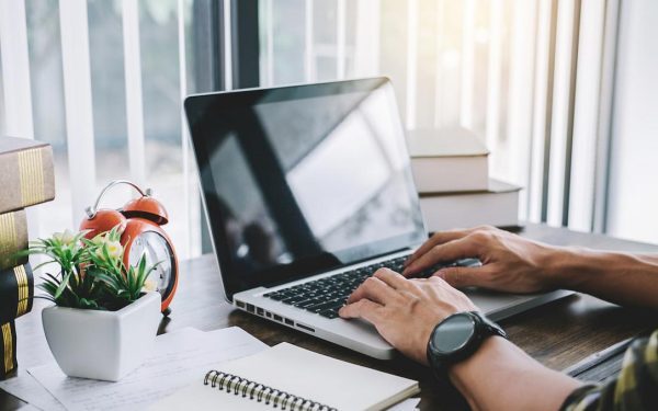 România, online peste UE, dar codașă la competențe digitale