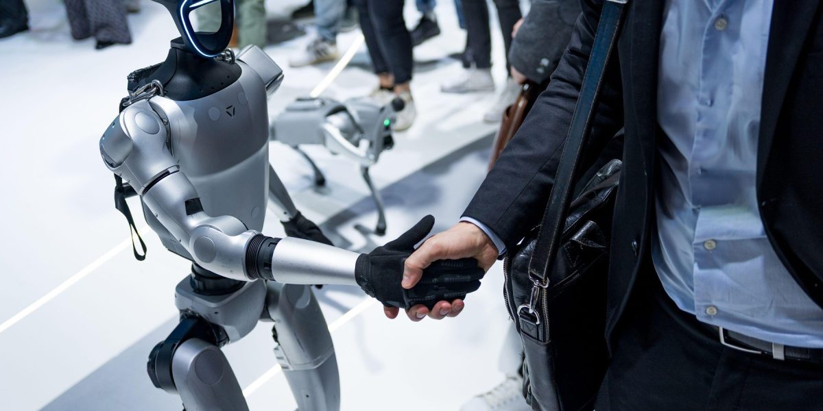 China lansează robotul-partener. Investiție-șoc depășește SUA