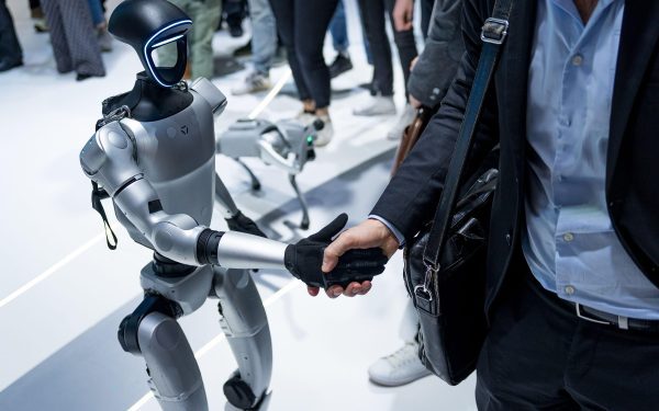 China lansează robotul-partener. Investiție-șoc depășește SUA