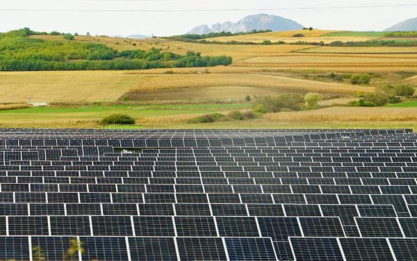 EBRD finanțează cu 120 mil. euro parcuri solare și baterii lângă Brașov