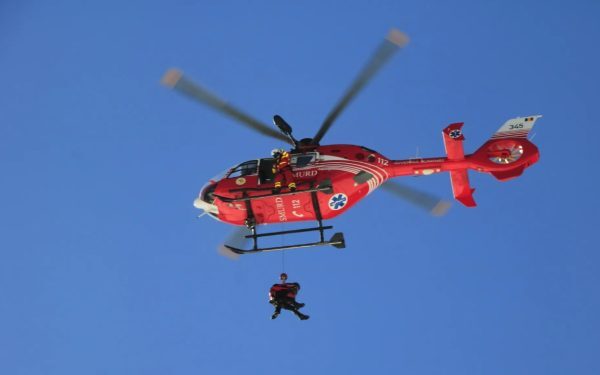 Tată și fiu germani, salvați din perete. Premiera cu Lezard și elicopter SMURD
