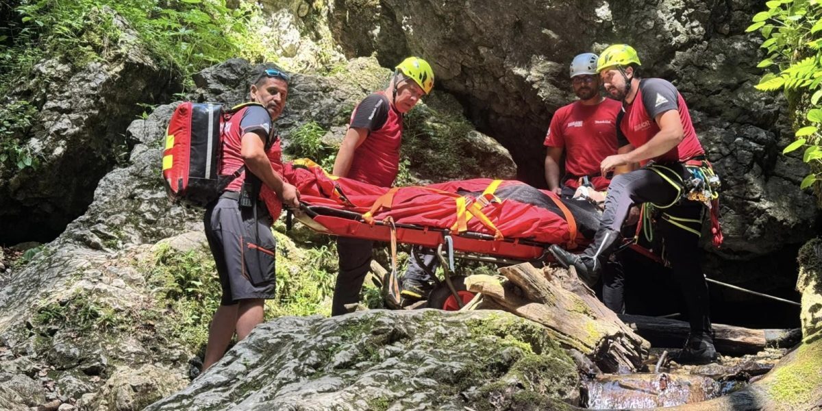 Făgăraș: Adolescent inconștient salvat de la munte