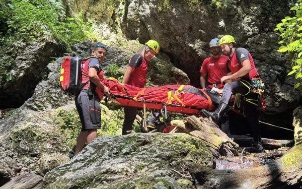 Făgăraș: Adolescent inconștient salvat de la munte