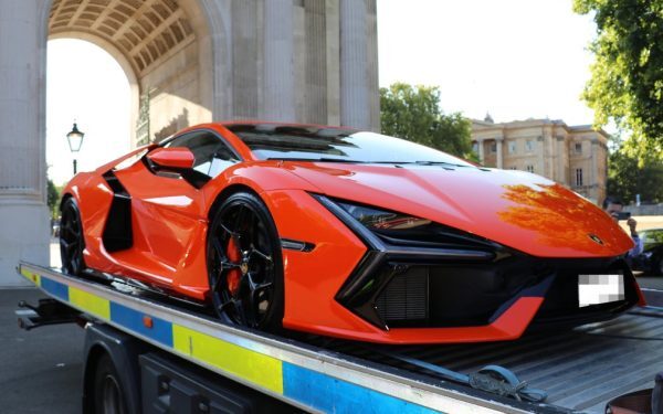 LONDRA: Mașini de lux, confiscate într-un weekend anti-haos