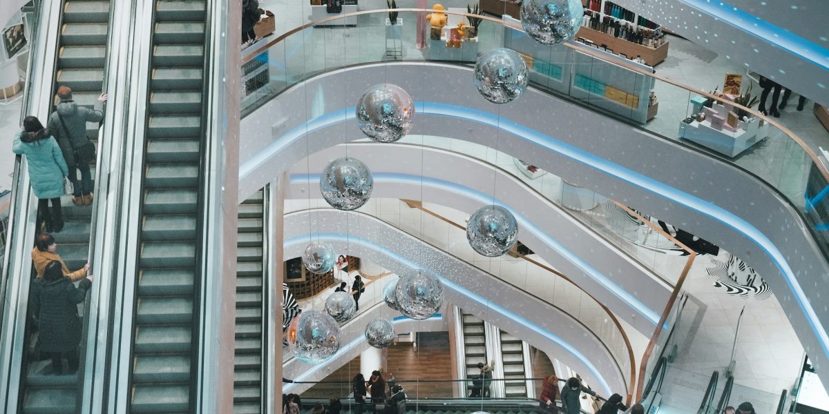 Retail încetinește în 2026, dar 2027 promite livrări tari