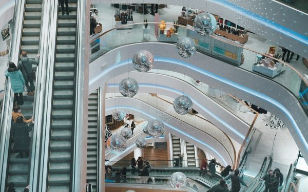 Retail încetinește în 2026, dar 2027 promite livrări tari