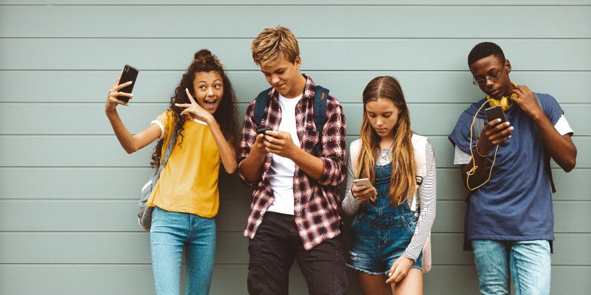 Meta, amendă uriașă! Facebook, Instagram, restricționate pentru adolescenți