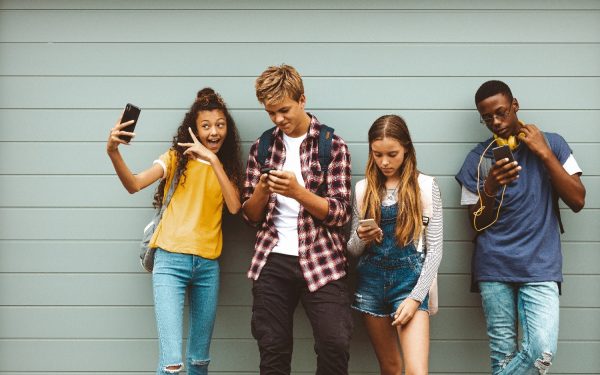 Meta, amendă uriașă! Facebook, Instagram, restricționate pentru adolescenți
