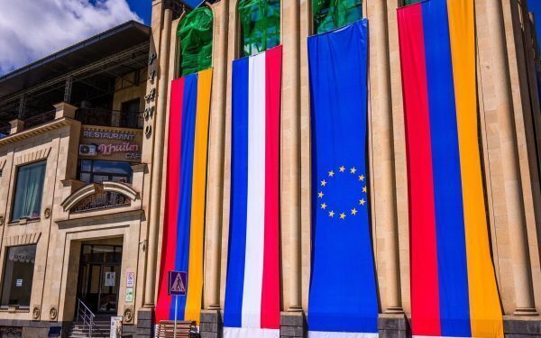UE ia în serios Armenia. Baku caută ieșirea din sfera rusă