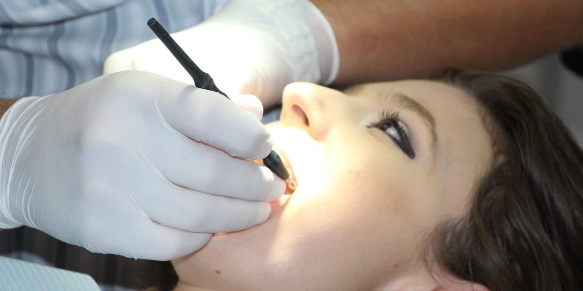 Prețuri dentare România: Timișoara, cel mai ieftin; implant de la 1.700 lei