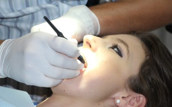 Prețuri dentare România: Timișoara, cel mai ieftin; implant de la 1.700 lei