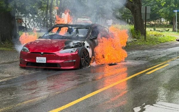 Șoc la pompieri: Tesla a năvălit în curte, apoi a apărut o nebunie