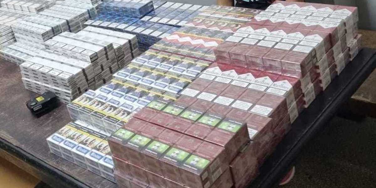 Țigarete de contrabandă, ascunse printre pește și încălțăminte în Buzău