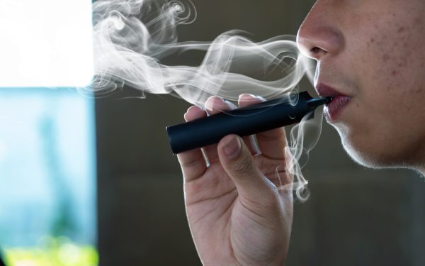 Vapingul îți distruge ochii pe furiș. Așa te afectează