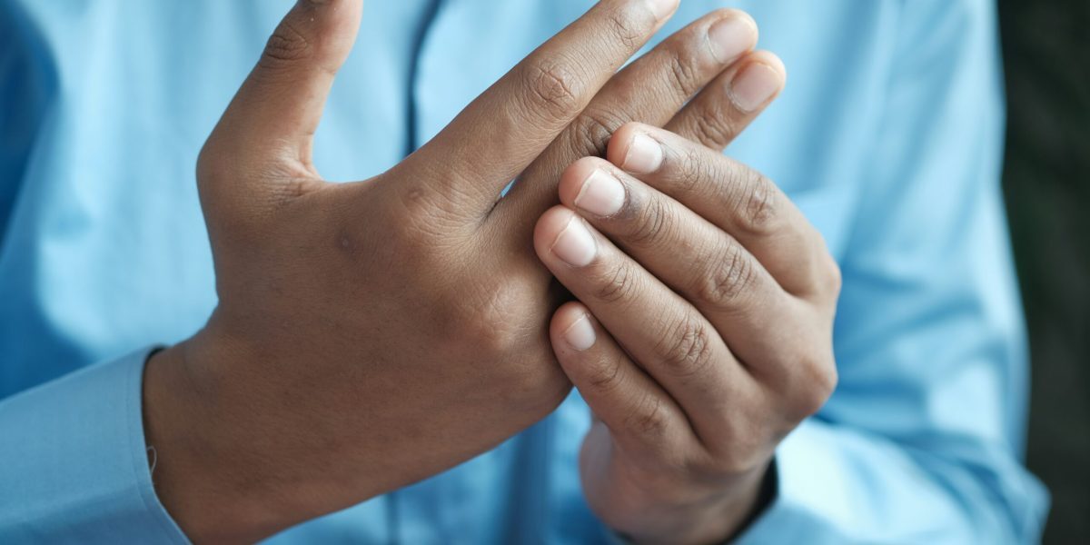 Trosnitul degetelor: Obicei inofensiv sau alarmă medicală
