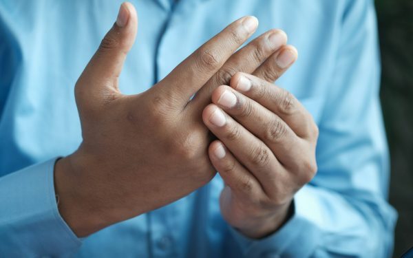Trosnitul degetelor: Obicei inofensiv sau alarmă medicală