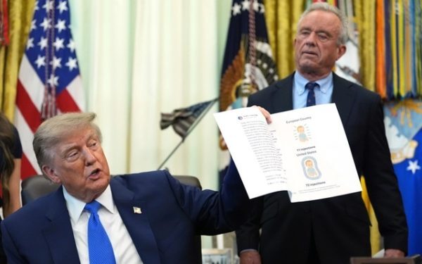 Trump cere rărirea vaccinării copiilor și leagă autismul, deși știința nu o confirmă