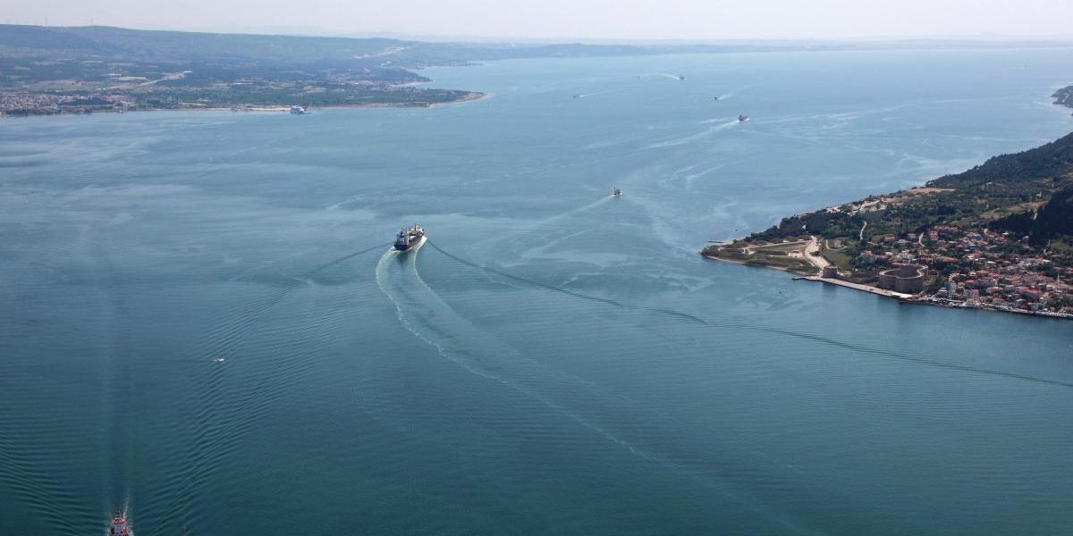 Dardanele închise: Turcia restricționează navele din cauza Mării Negre