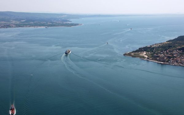 Dardanele închise: Turcia restricționează navele din cauza Mării Negre