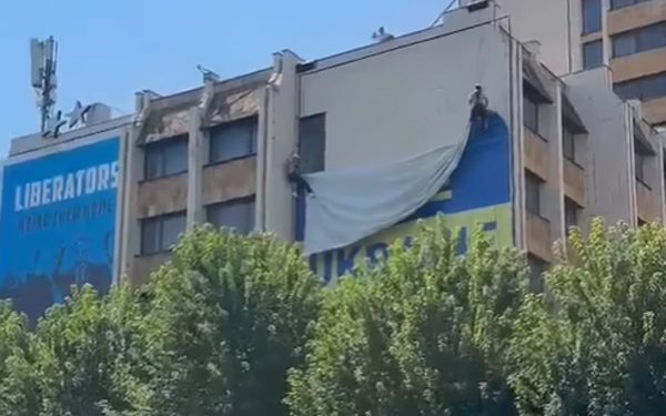 Șoc la Priștina: Drapelul Ucrainei, luat după întâlnirea Zelenski-Vucic