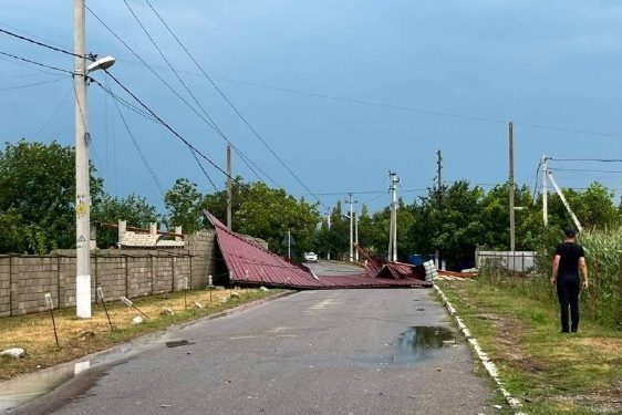 Moldova sub beznă: Vremea distruge linia electrică vitală