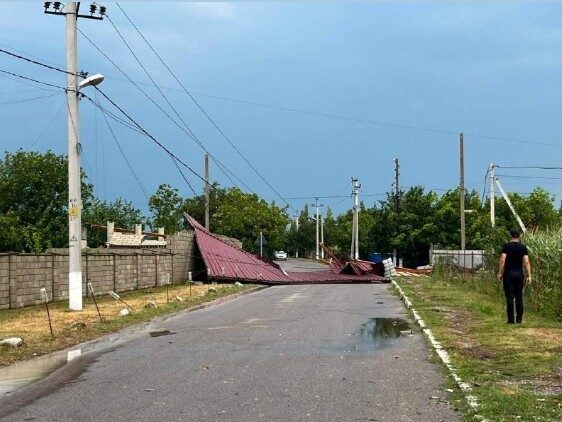 Moldova sub beznă: Vremea distruge linia electrică vitală