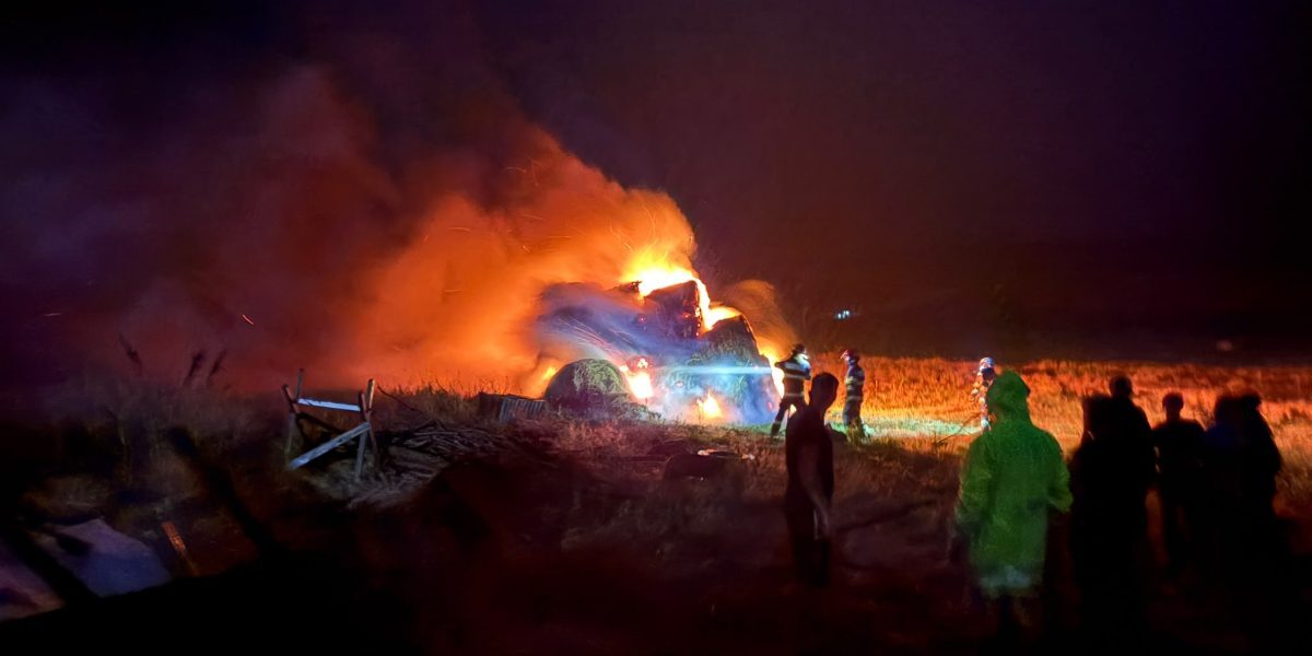 Fulger de Coșmar: Incendiu Devastator După Lovitura Cerebră, Pompierii Luptă cu Flăcările