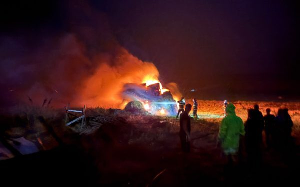Fulger de Coșmar: Incendiu Devastator După Lovitura Cerebră, Pompierii Luptă cu Flăcările
