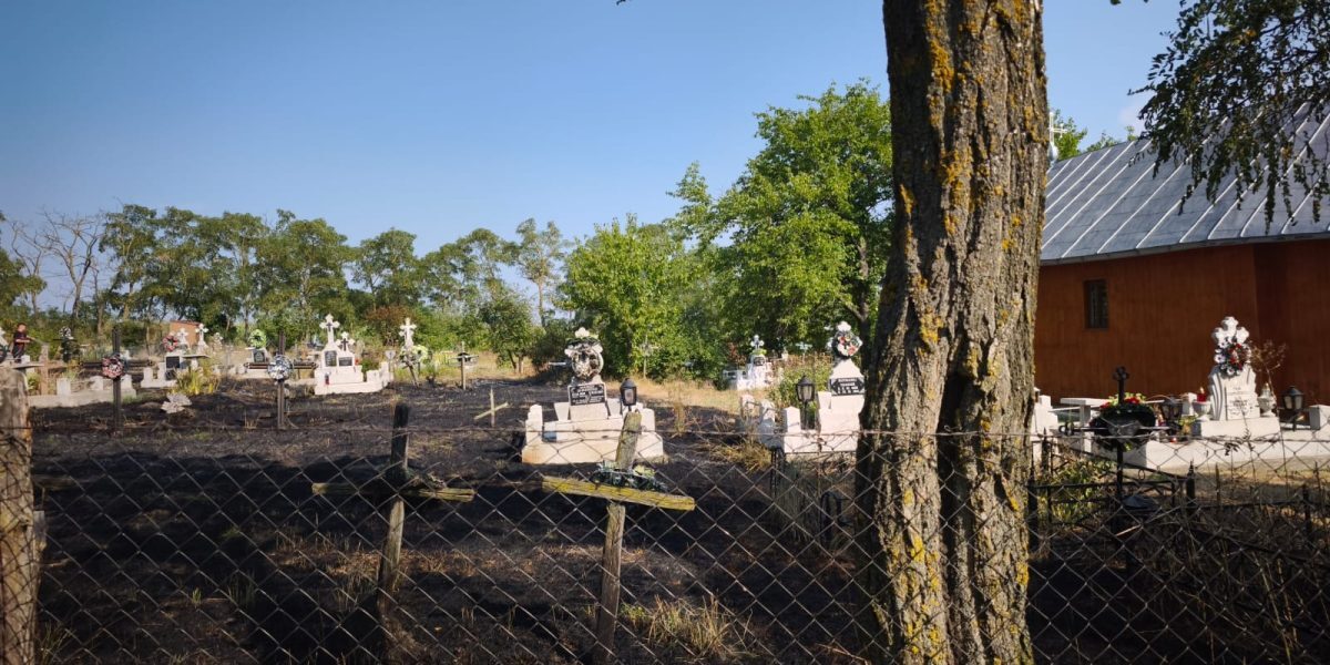 Incendiu devastator într-un cimitir din Botoșani