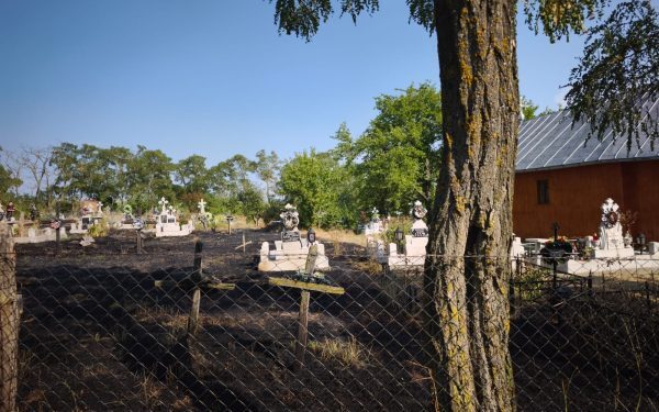 Incendiu devastator într-un cimitir din Botoșani