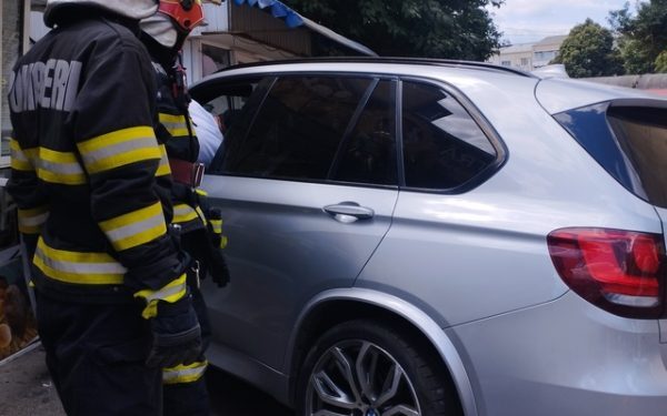 Șofer beat intră cu mașina în chioșcul de pâine! Vânzătoarea, la spital