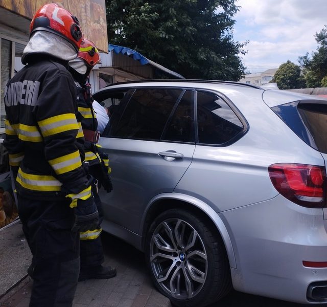 Șofer beat intră cu mașina în chioșcul de pâine! Vânzătoarea, la spital