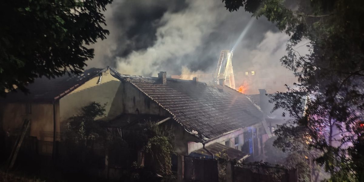 Incendiu la pensiune în Cluj: S-a extins la case, șase persoane evacuate