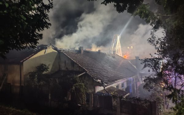 Incendiu la pensiune în Cluj: S-a extins la case, șase persoane evacuate