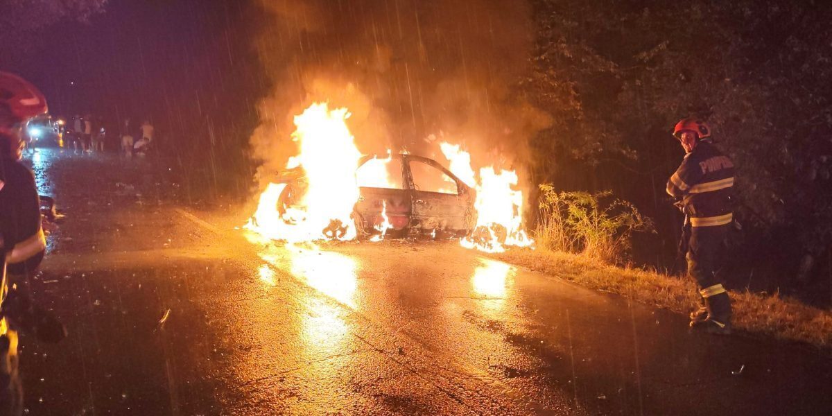 Argeș: Mașină în flăcări, tânăr scos incoerent din vehicul