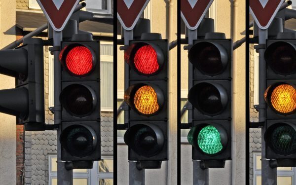 Treci pe galben? Atenție la amenzi!